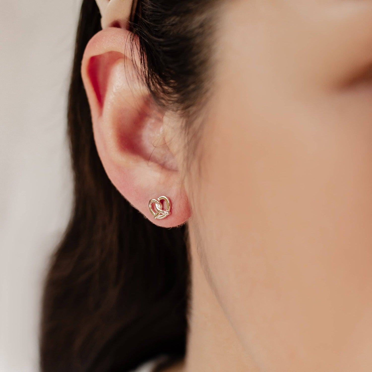 Pendiente de Botón Pretzel Plata de Ley 925